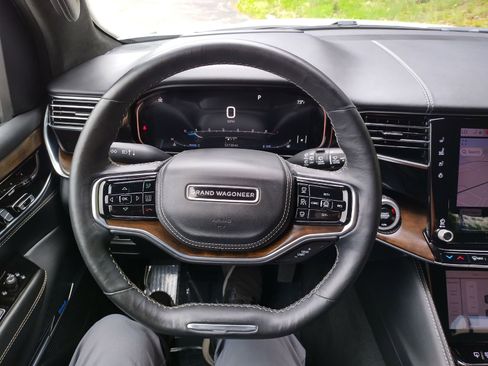 Used 2022 Jeep Grand Wagoneer Series II w/ Convenience Group III image 12