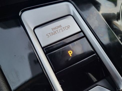 Used 2024 Volkswagen Atlas Peak Edition SE image 18