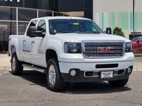 Used 2014 GMC Sierra 2500 Denali w/ Suspension Package, Off-Road AWD/4WD image 2