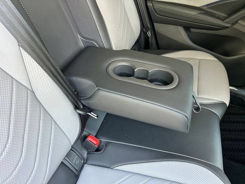 Certified 2025 Volkswagen Tiguan SE FWD image 50