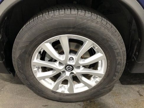 Used 2018 Nissan Rogue SV image 19