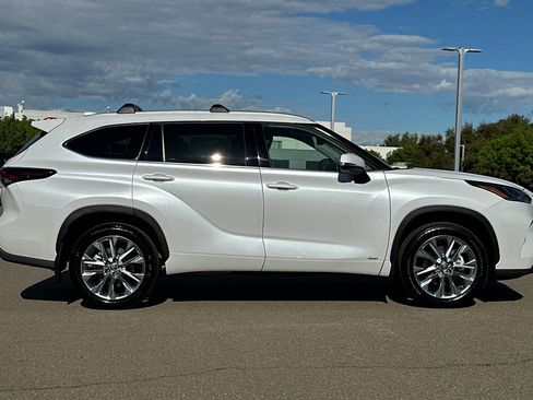 Certified 2026 Toyota Highlander Limited image 3