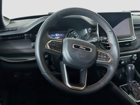 Used 2025 Jeep Compass Trailhawk AWD/4WD image 18