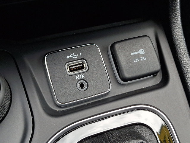 Used 2019 Jeep Cherokee Latitude Plus AWD/4WD image 27