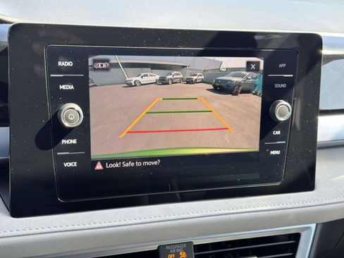 Used 2025 Volkswagen Taos SE w/ Panoramic Sunroof Package FWD image 30