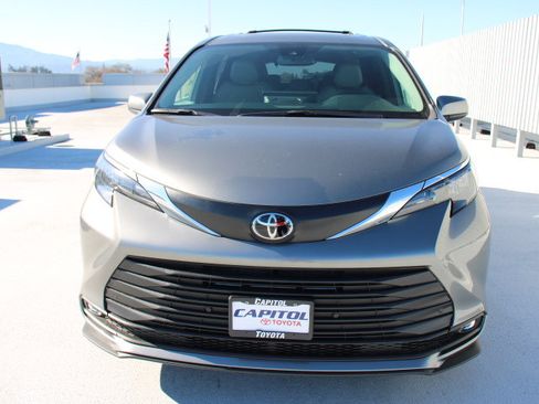 New 2026 Toyota Sienna XSE image 7