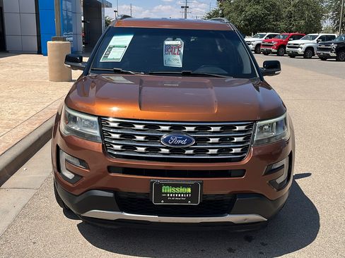 Used 2017 Ford Explorer XLT FWD image 2