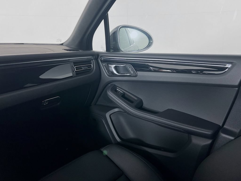 Certified 2026 Porsche Macan AWD/4WD image 26