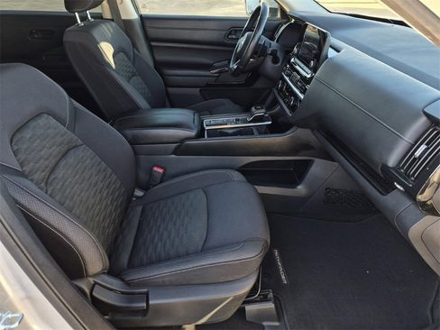 Used 2023 Nissan Pathfinder SV w/ SV Premium Package image 12