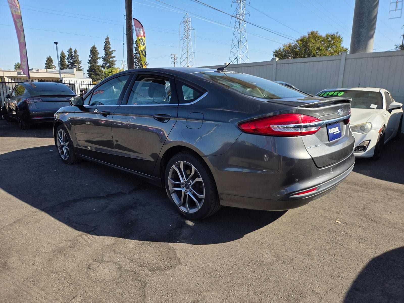 Used 2017 Ford Fusion SE w/ Equipment Group 201A FWD image 2