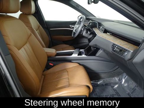 Used 2019 Audi e-tron Prestige w/ Prestige Package image 17