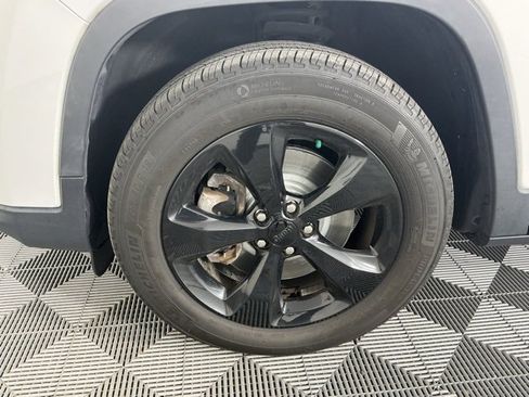 Used 2020 Jeep Cherokee Latitude Plus image 14