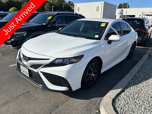 Used 2024 Toyota Camry SE image 1