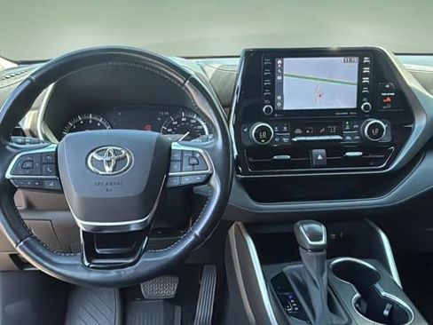 Used 2020 Toyota Highlander XLE AWD/4WD image 9