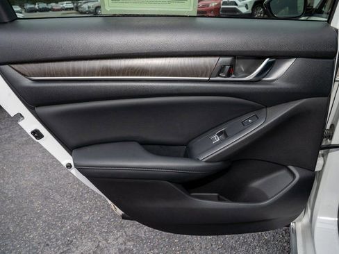 Used 2018 Honda Accord Touring image 8