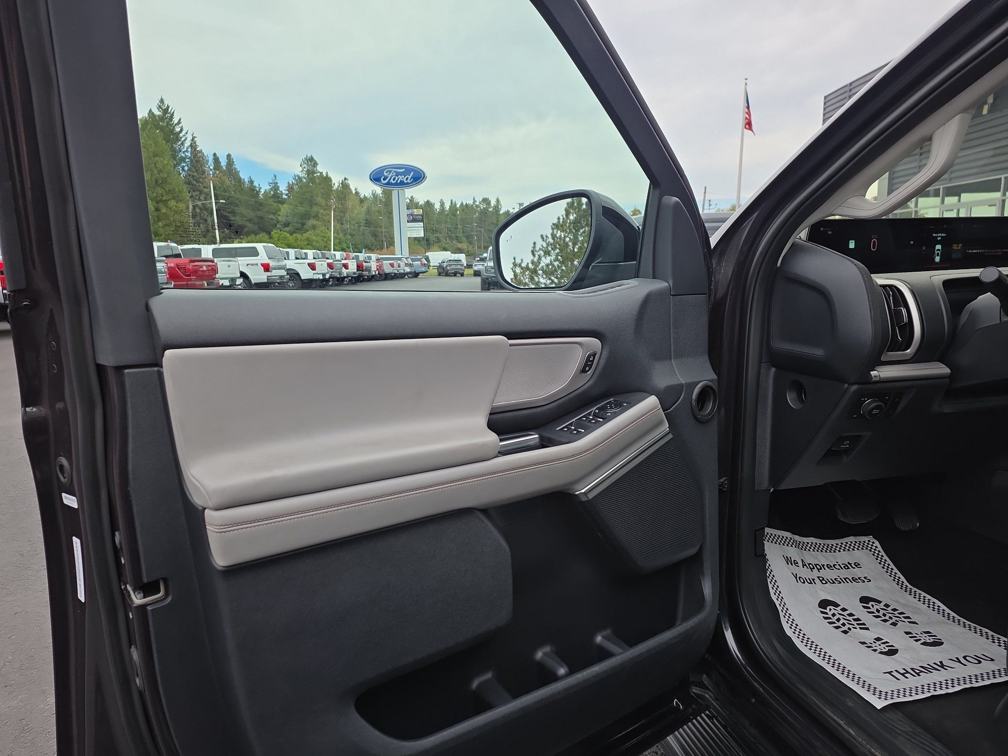 Used 2025 Ford Expedition Active AWD/4WD image 24