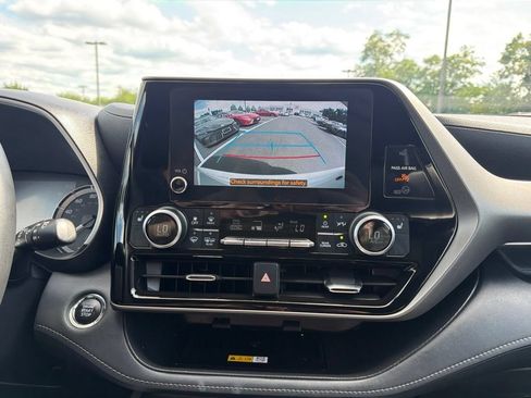 Used 2023 Toyota Highlander XLE AWD/4WD image 35