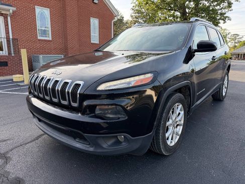 Used 2017 Jeep Cherokee Latitude FWD image 2