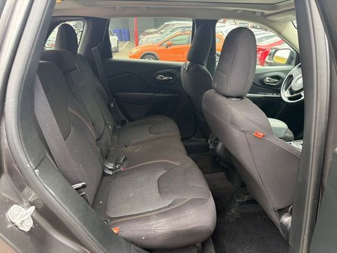 Used 2017 Jeep Cherokee Latitude AWD/4WD image 9