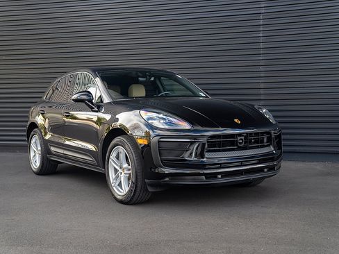 Used 2025 Porsche Macan image 26