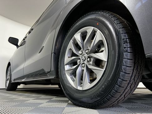 Used 2025 Toyota Sienna XLE w/ XLE Plus Package image 29