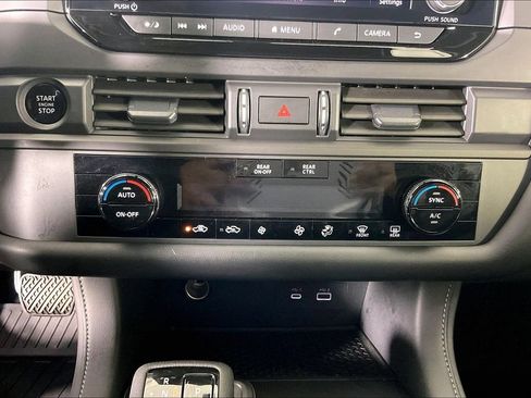 Used 2025 Nissan Pathfinder S image 34