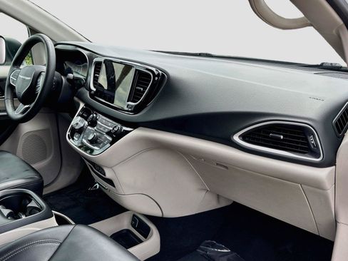 Used 2023 Chrysler Pacifica Touring-L FWD image 28
