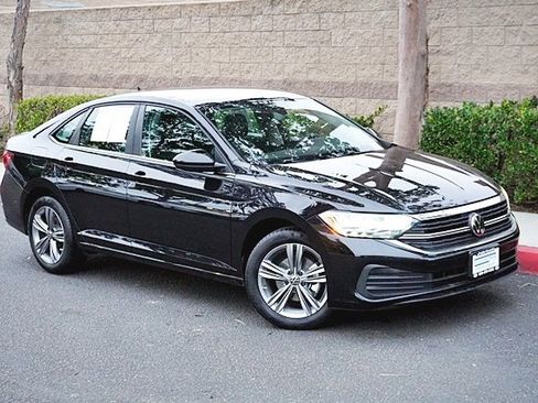 Used 2024 Volkswagen Jetta SE image 3