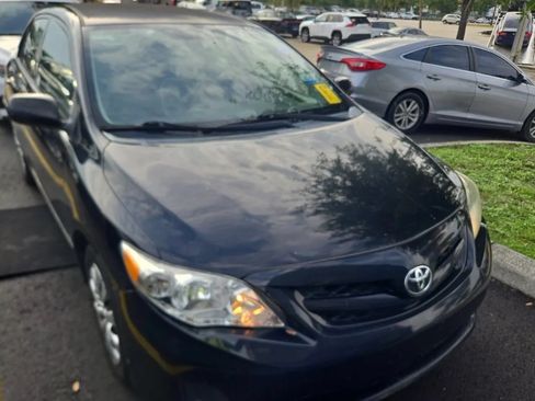 Used 2012 Toyota Corolla LE FWD image 2