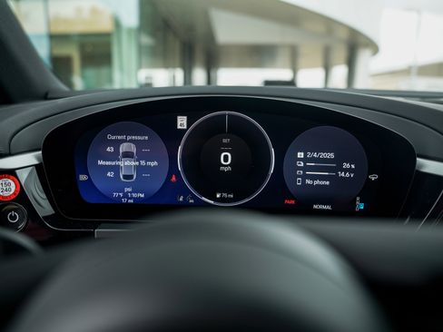 Certified 2025 Porsche Macan Electric image 19