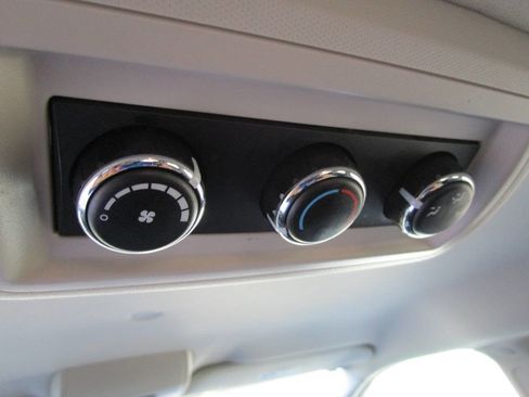 Used 2016 Dodge Grand Caravan SXT image 19