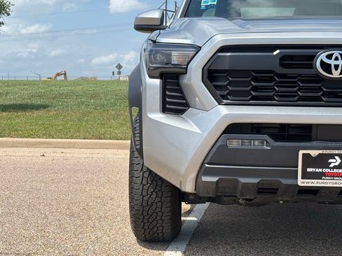 Used 2024 Toyota Tacoma TRD Off-Road AWD/4WD image 4