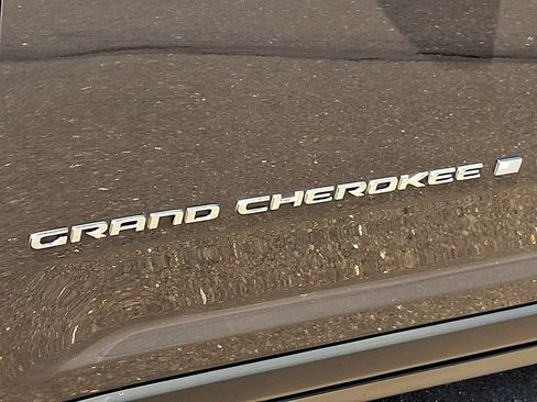 Used 2023 Jeep Grand Cherokee Limited AWD/4WD image 32
