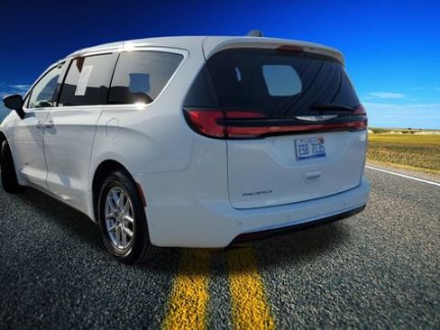Certified 2024 Chrysler Pacifica Touring-L image 30