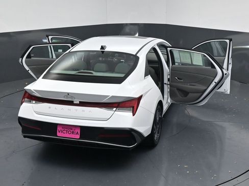 Used 2025 Hyundai Elantra SEL image 19