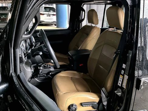 Used 2018 Jeep Wrangler Unlimited Sahara image 7