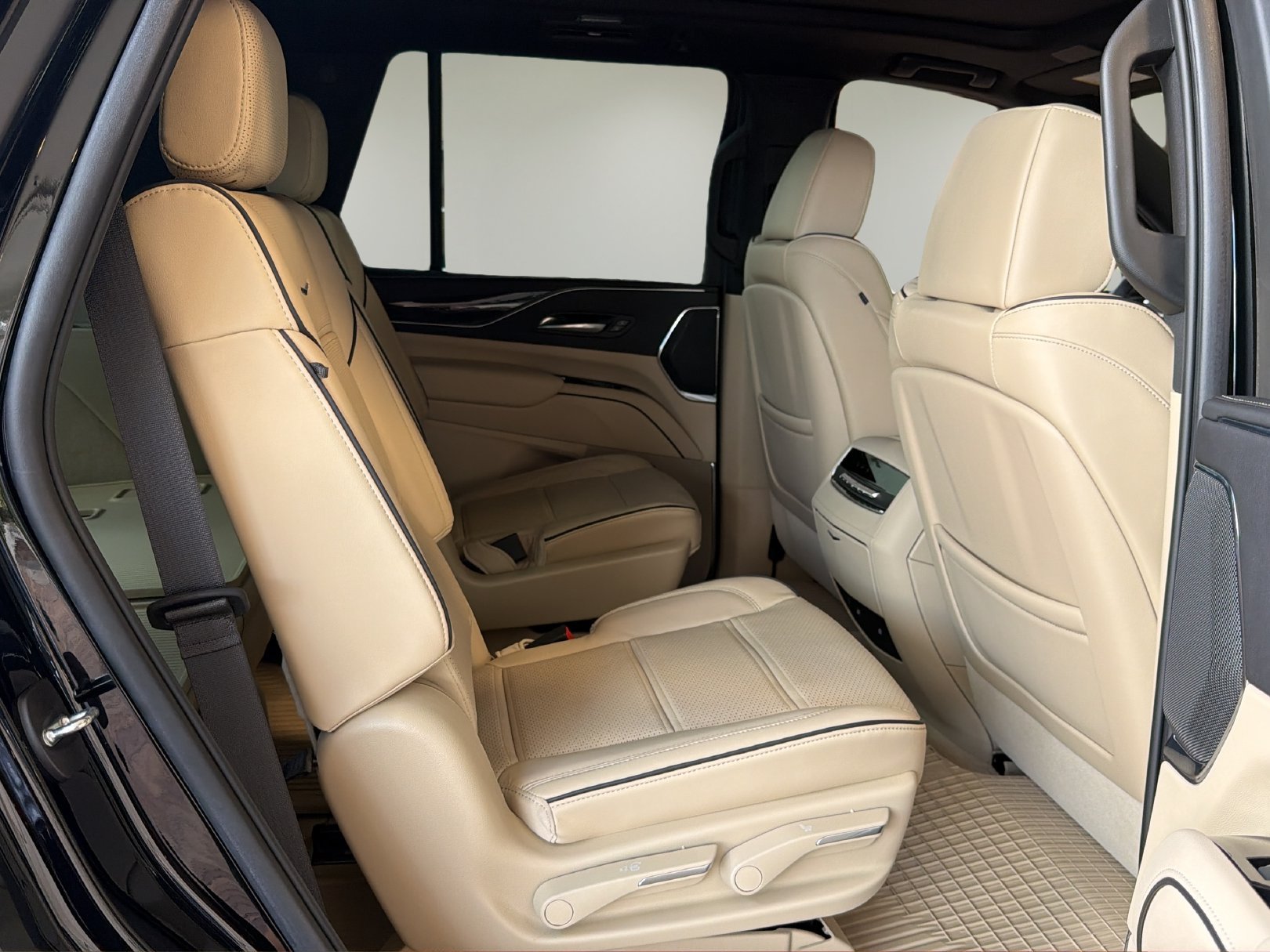 Certified 2022 Cadillac Escalade Premium Luxury RWD image 20