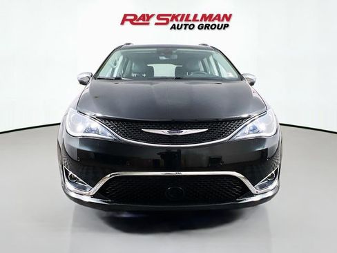 Used 2020 Chrysler Pacifica Limited w/ Tire & Wheel Group FWD image 2