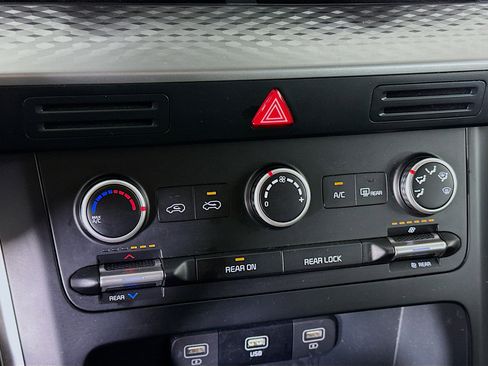 Used 2024 Kia Carnival LX image 23