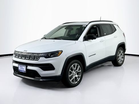 Used 2022 Jeep Compass Latitude w/ Sun and Sound Group AWD/4WD image 1