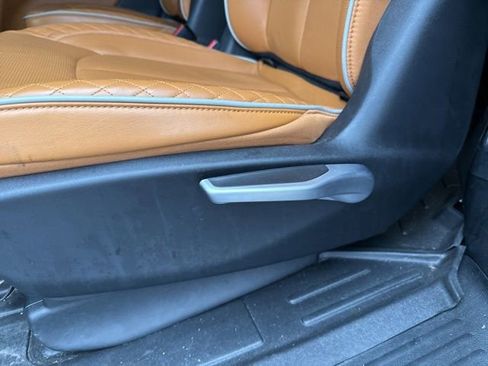 Used 2023 Chrysler Pacifica Pinnacle image 19