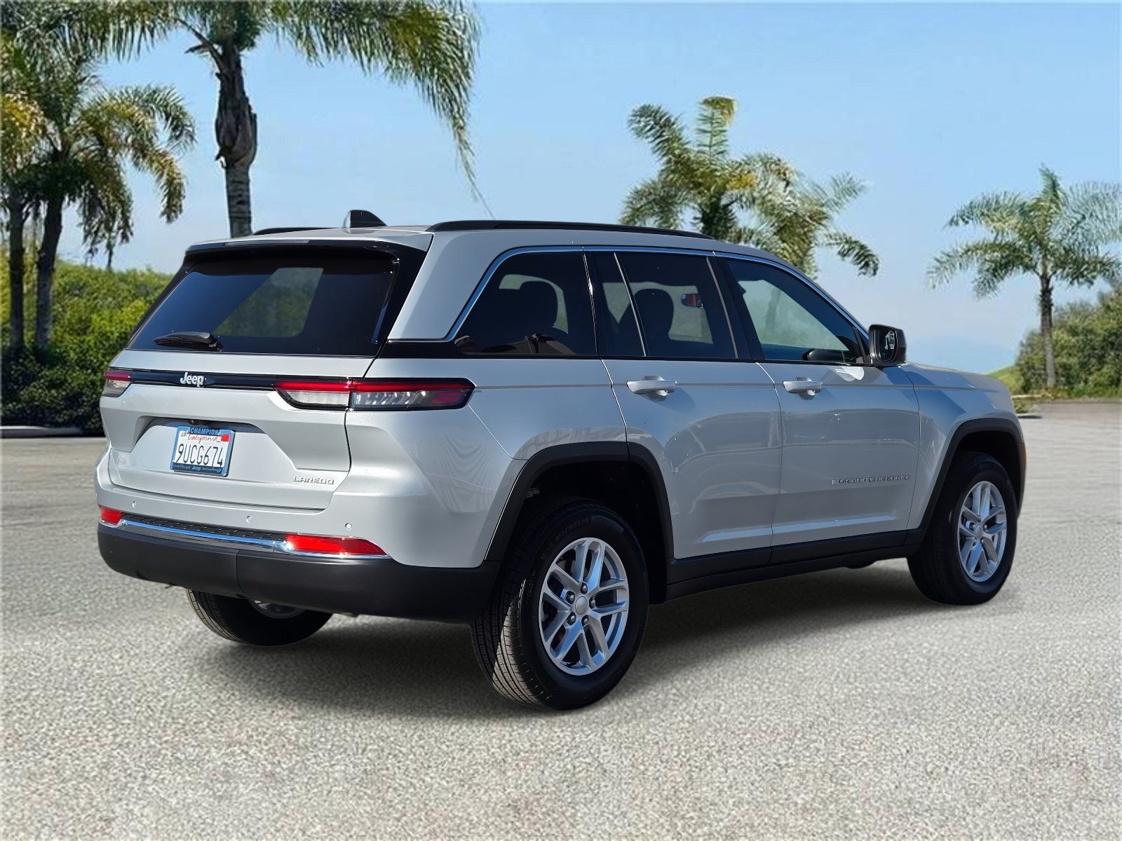 Used 2025 Jeep Grand Cherokee Laredo X RWD image 4