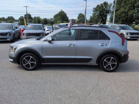 Used 2025 Kia Niro EX FWD image 4