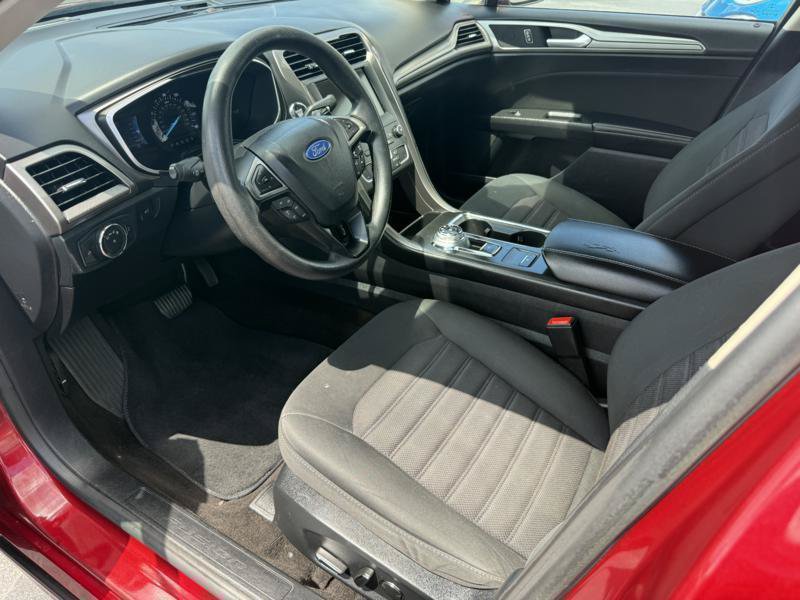 Used 2019 Ford Fusion SE FWD image 12