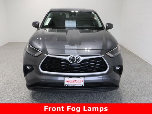 Used 2023 Toyota Highlander LE image 3