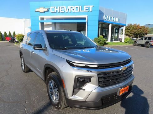 Used 2024 Chevrolet Traverse LS image 1