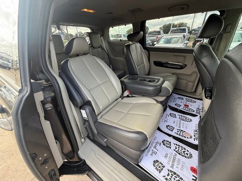 Used 2017 Kia Sedona EX image 9