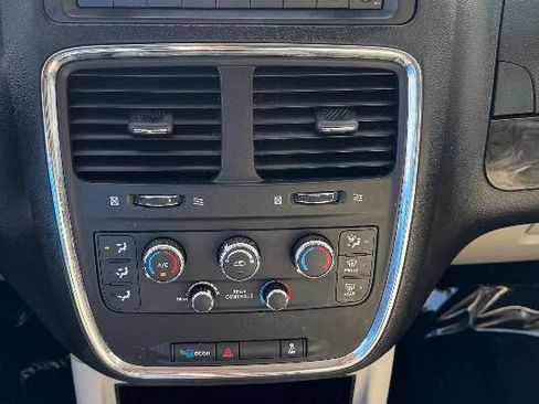 Used 2016 Dodge Grand Caravan SXT w/ UConnect Hands-Free Group image 18
