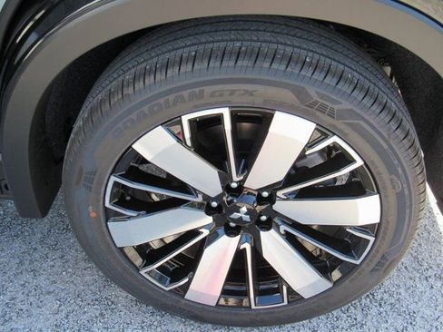 New 2025 Mitsubishi Outlander SE image 7