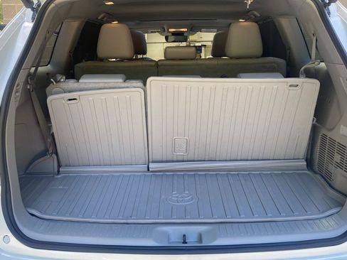 Used 2019 Toyota Highlander XLE AWD/4WD image 32